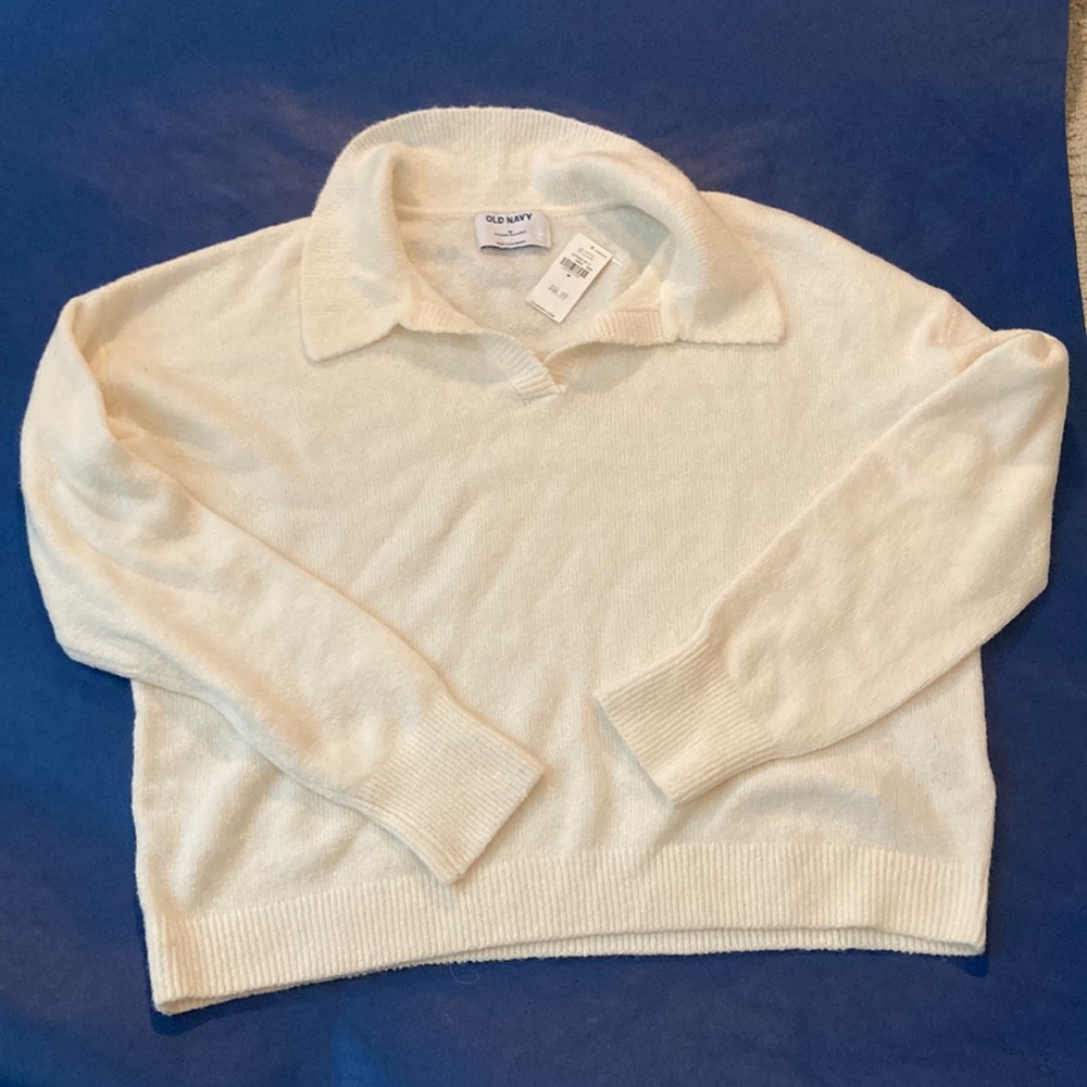 • Preppy off-white warm sweater with collar •